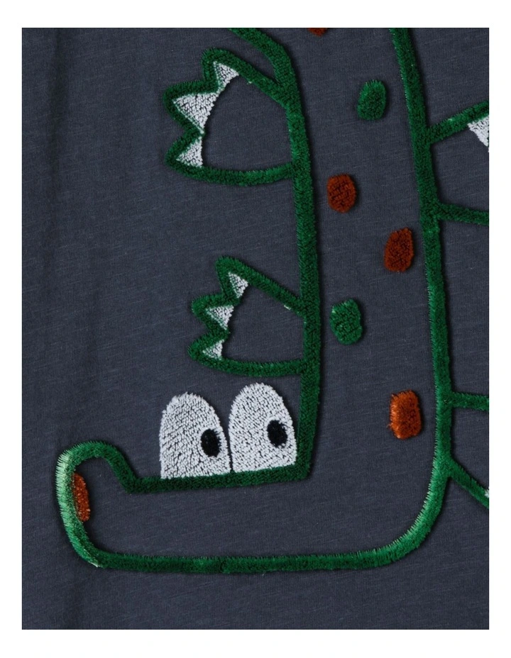 Howie Step Hem T-Shirt In Navy 4 Howie Step Hem T-Shirt In Navy - Image 2